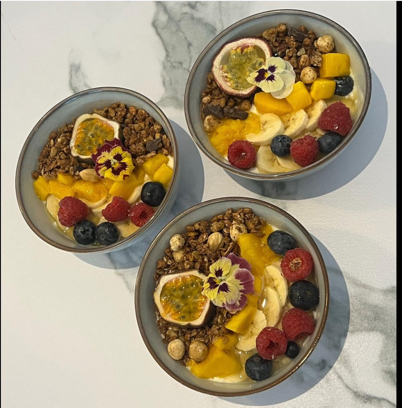 Verse fruitbowls met granola bij Velvet